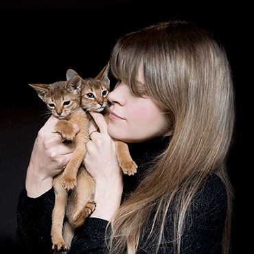 Владелица питомника кошек с абиссинскими котятами